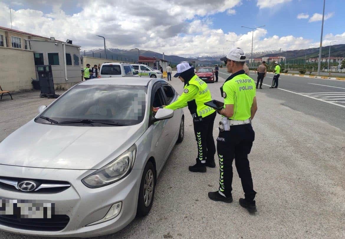 Erzincan'da bayram tedbirleri kapsamında sivil otobüs denetimi yapıldı