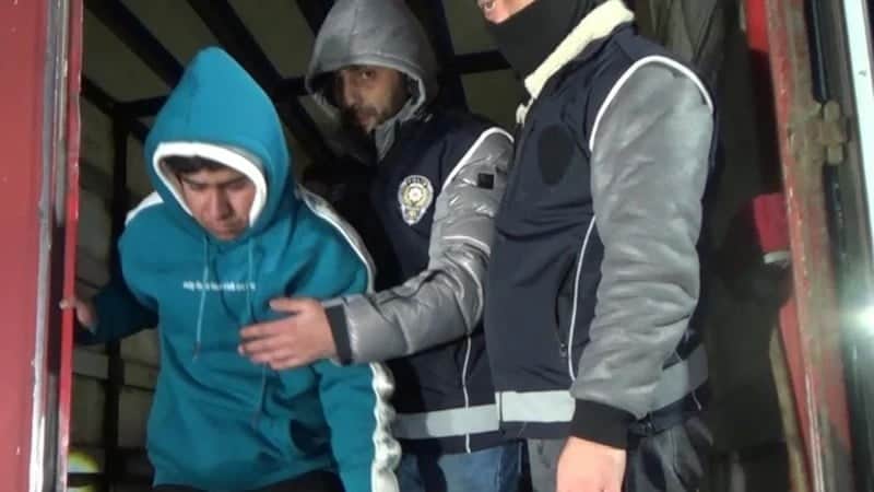 Erzurum'da gümrük mühürlü tırda şok baskın: Dorseden 23 kaçak çıktı!
