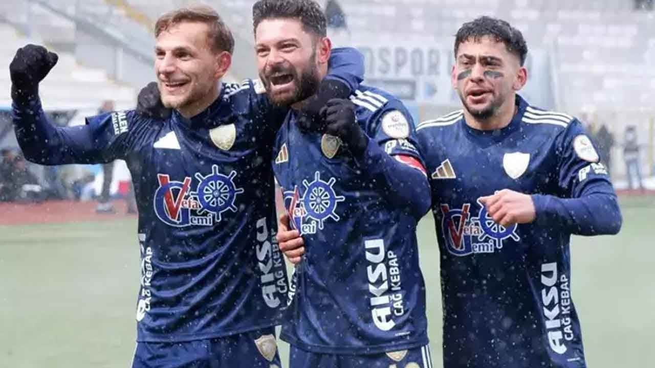 Erzurum’da tarihi gece! Dadaşlar liderlik koltuğunda Manisa FK’yı sahadan sildi