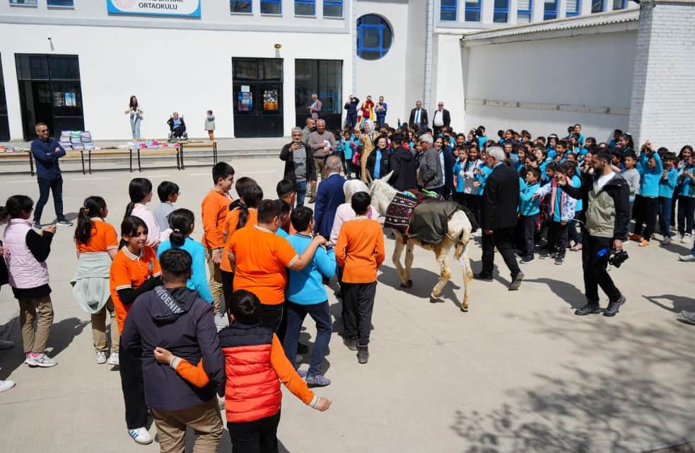 ‘Eşekli Dostoyevski’ Erzincan’da öğrencilere kitap dağıttı