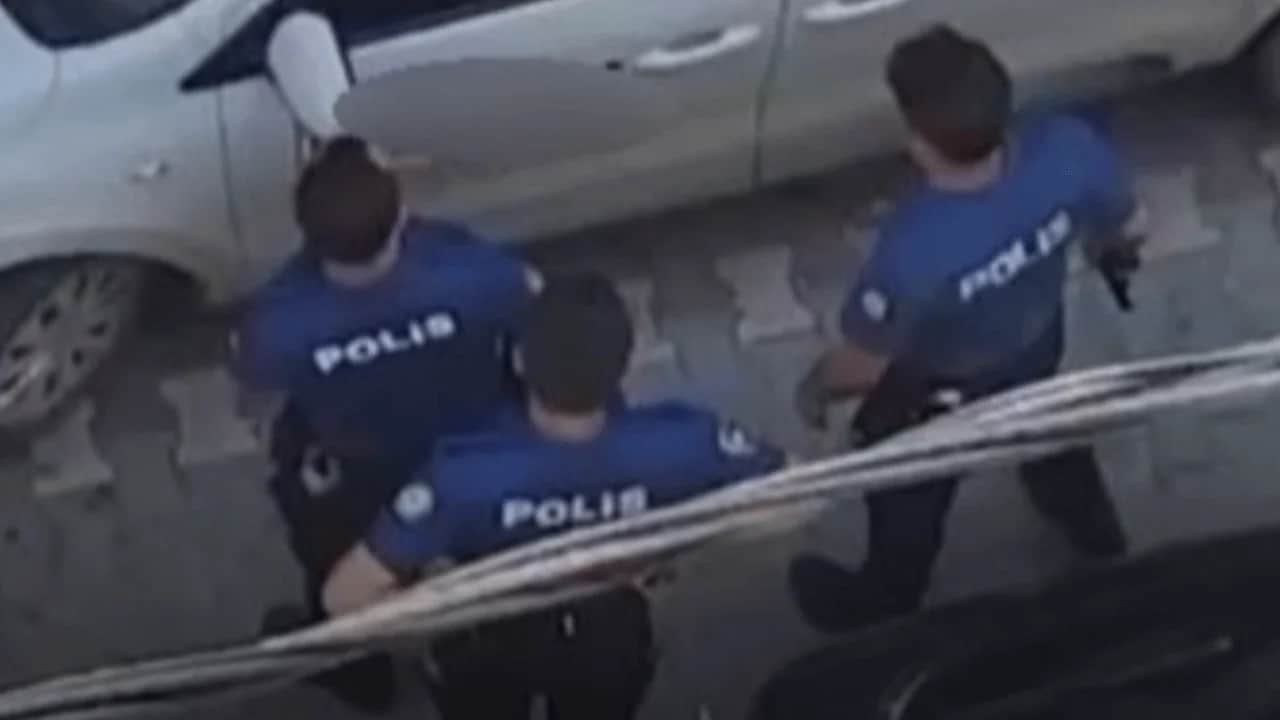Esenyurt'ta ilginç anlar: Polisi görünce kendisini arabaya kilitledi!