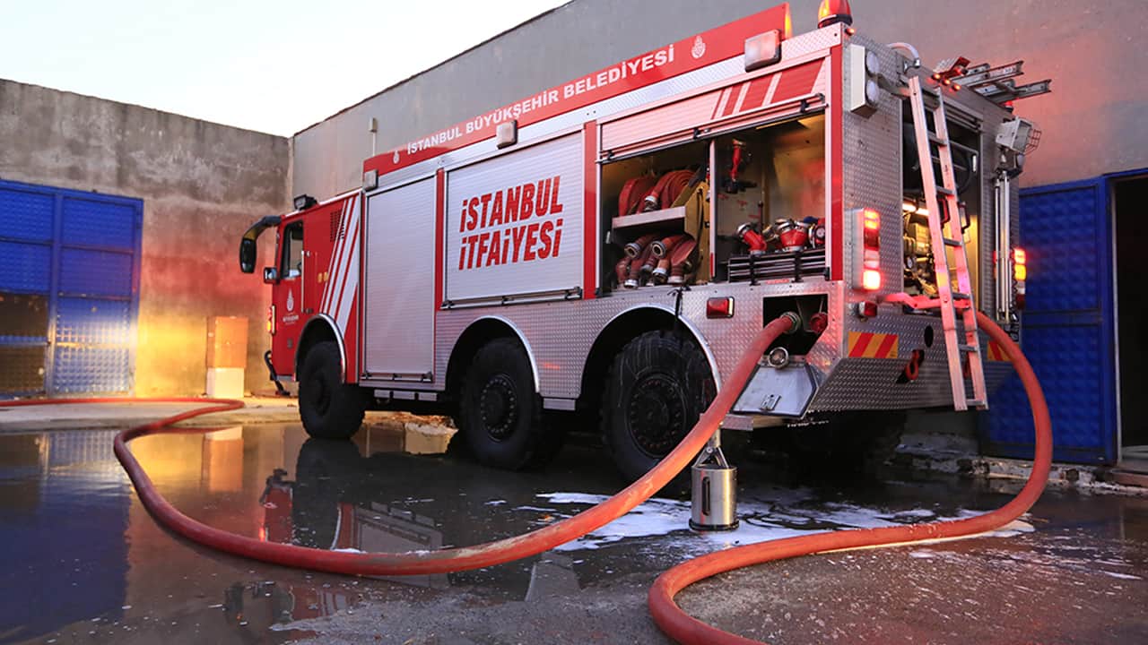 Esenyurt'ta sitede çıkan yangın söndürüldü