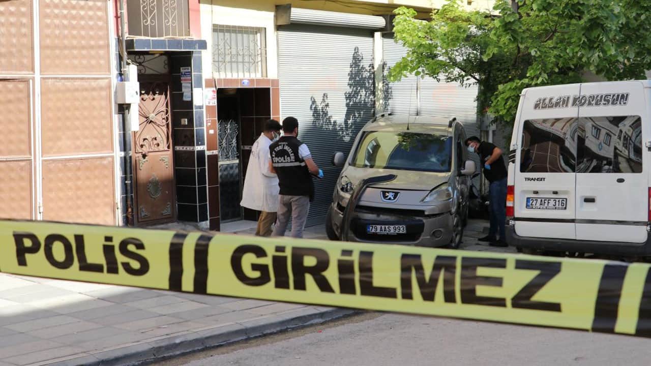 Eşiyle tartışan adam, kapıya gelen polisten kaçarken pencereden düşüp hastanelik oldu