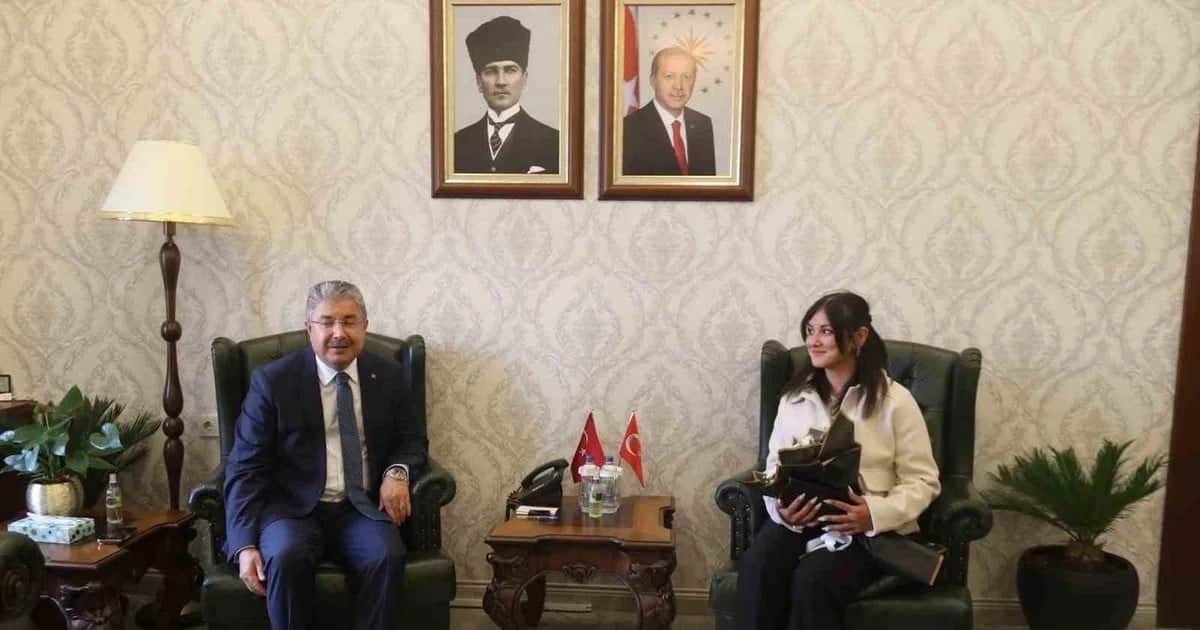 Eskişehir'de bayrağı yerden alan kuryeye Vali Yılmaz'dan teşekkür, bayrak ve hediye