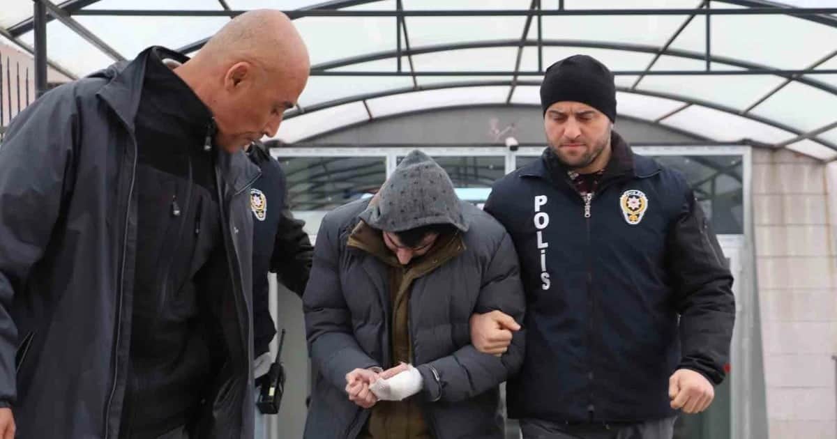 Eskişehir'de üvey babasını öldüren sanık Özbek'in davası 8 Aralık'a ertelendi