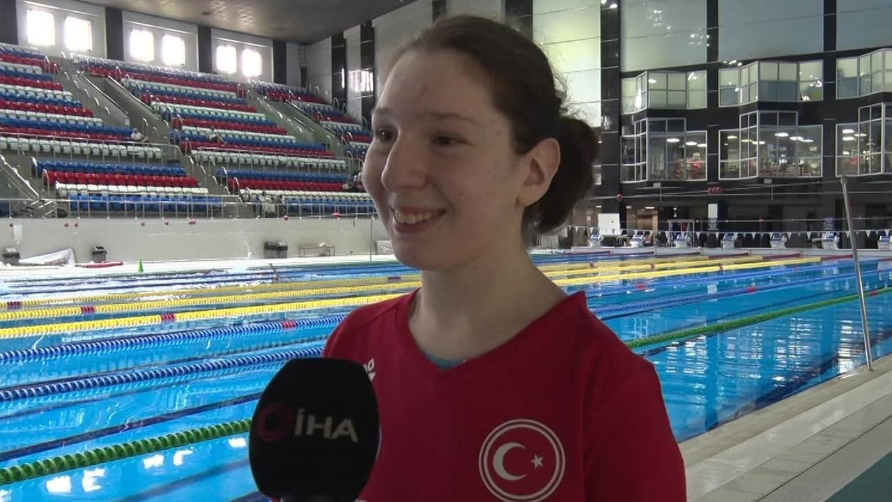 Esra’nın hedefi altın! Dişleriyle tuttuğu kemerle dünya şampiyonu oldu