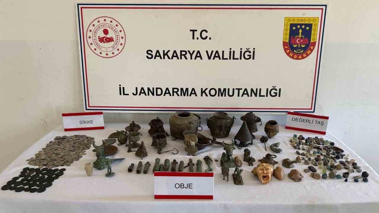 Ev değil kaçak müze: 806 parça tarihi eser ele geçti