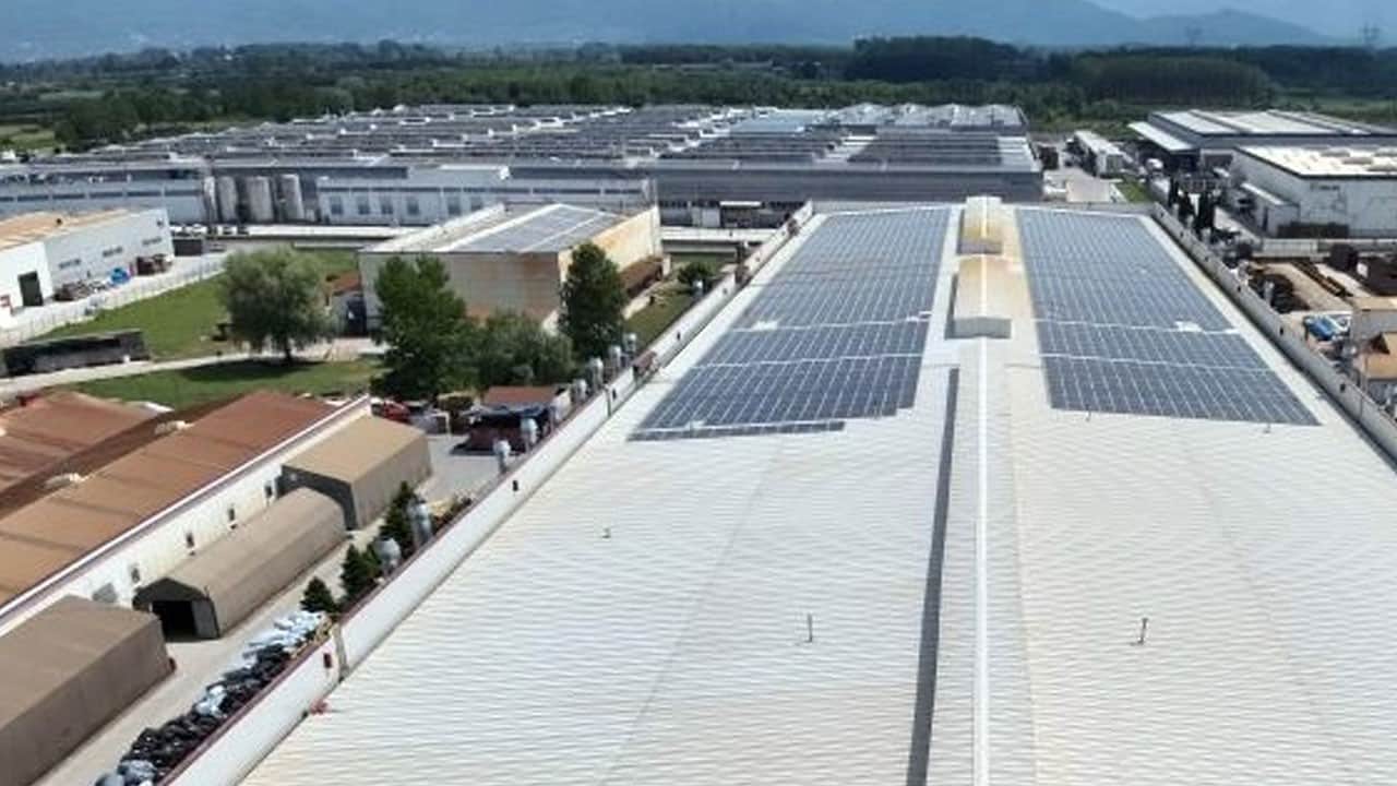 Fabrikada feci kaza! Malzemelerin arasında sıkıştı