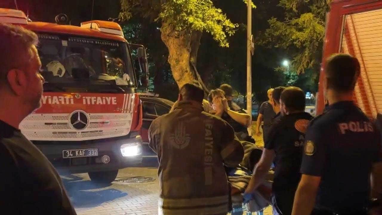 Fatih’te çatıda çıkan yangına müdahale eden itfaiye eri yaralandı