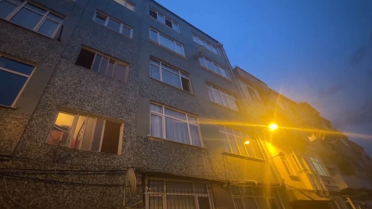 Fatih'te korkunç olay! Cam silmek için çıktığı 5’inci kattan düştü