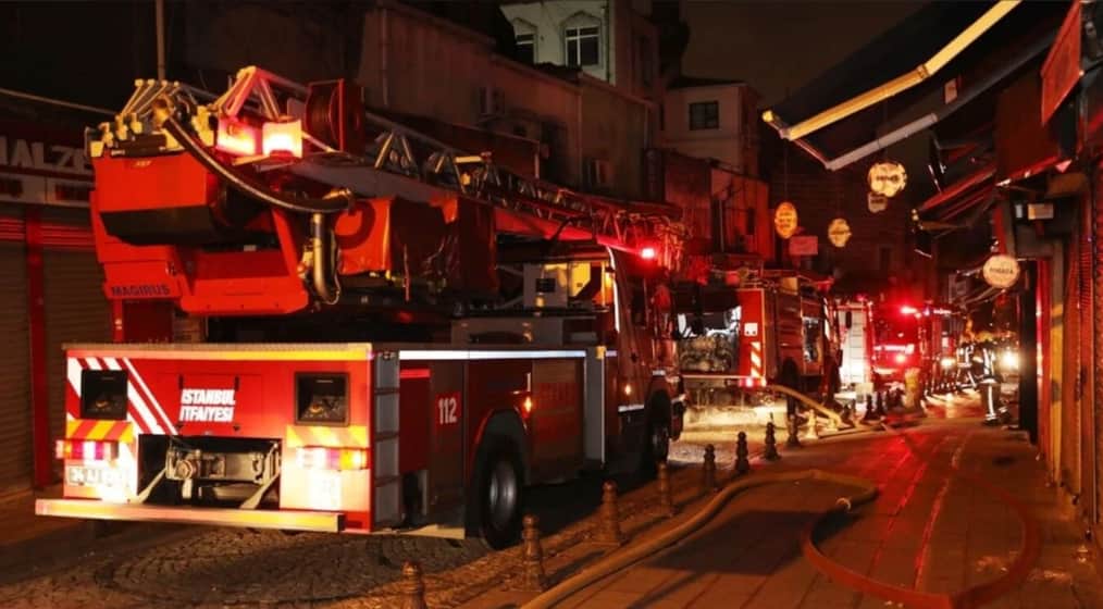 Fatih'te korkutan yangın: İş merkezinin çatısı alevlere teslim oldu