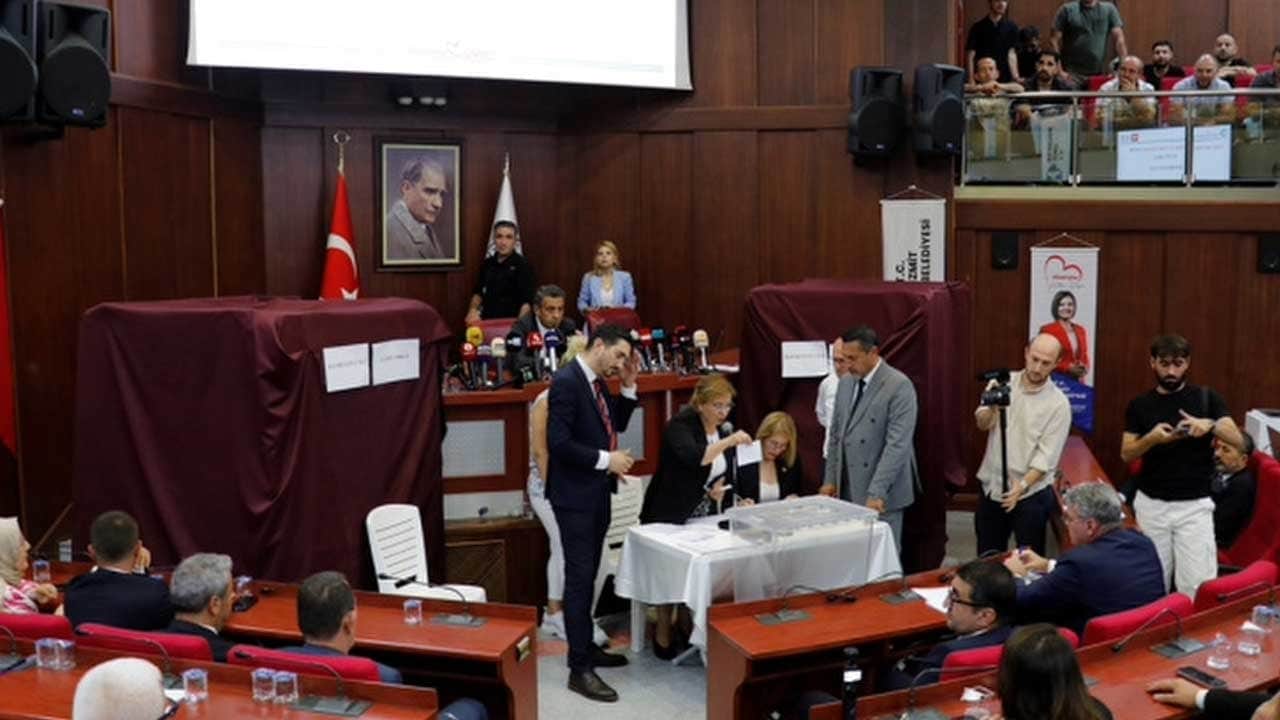 Fatma Kaplan Hürriyet görevden uzaklaştırılmıştı! İzmit Belediye Başkan Vekilliğine Lütfü Obuz seçildi