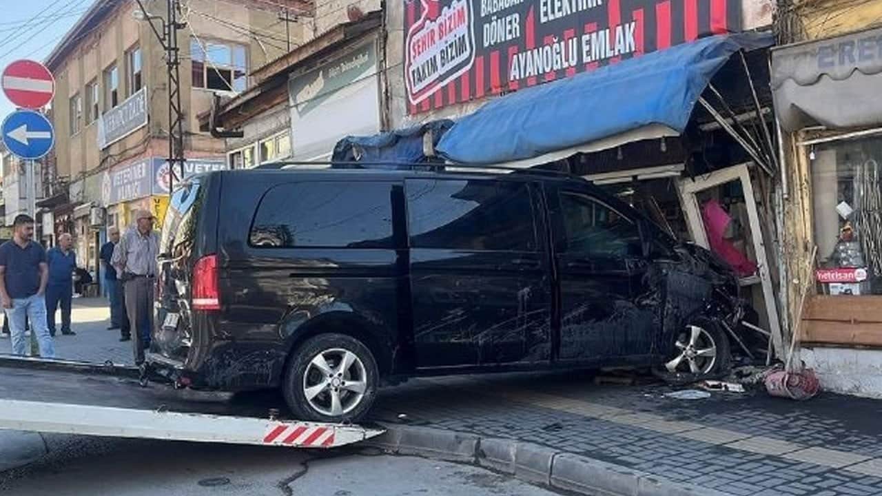 Feci kaza ucuz atlatıldı! 5 araca çarpıp çay ocağına daldı