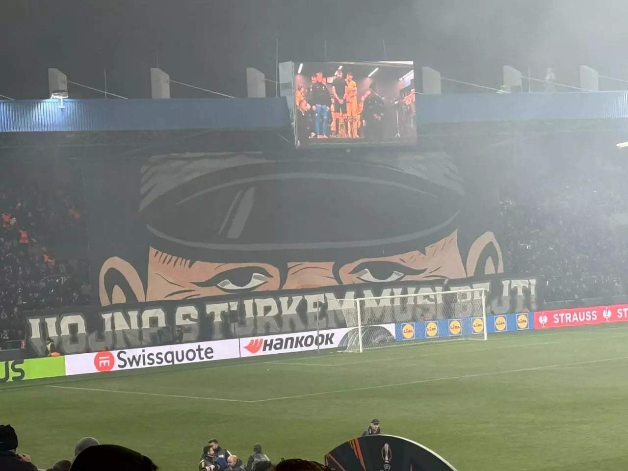 Fenerbahçe maçında Çeklerden hadsiz pankart!