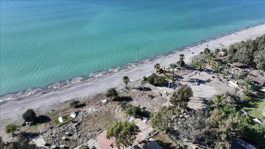 Fethiye sahilinde imara aykırı yapılar yıkılıyor