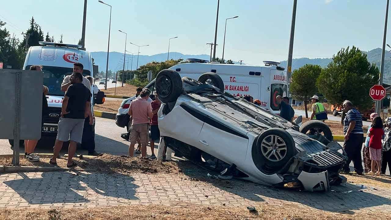 Fethiye'de feci kavşak kazası! Tır ile otomobil çarpıştı!