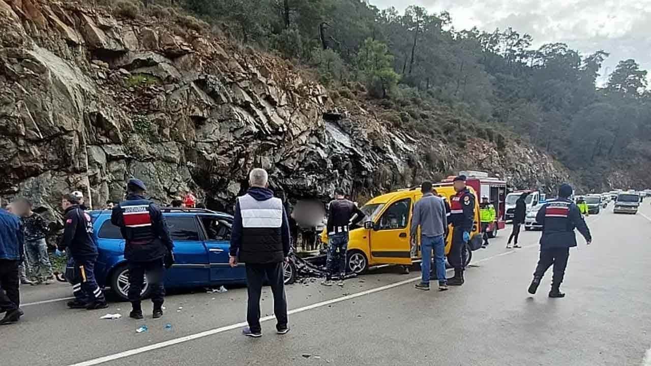 Fethiye'de otomobil duvara tosladı! Bir can kaybı var: Bölgeye ekipler yağdı