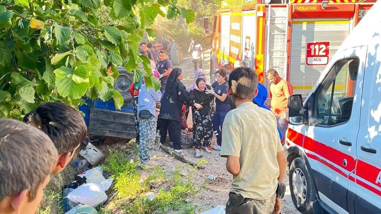 Fındık işçilerini taşıyan traktör devrildi: 18 kişi yaralandı