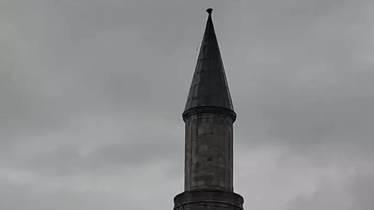 Fırtına Ayasofya minaresinin alemini uçurdu