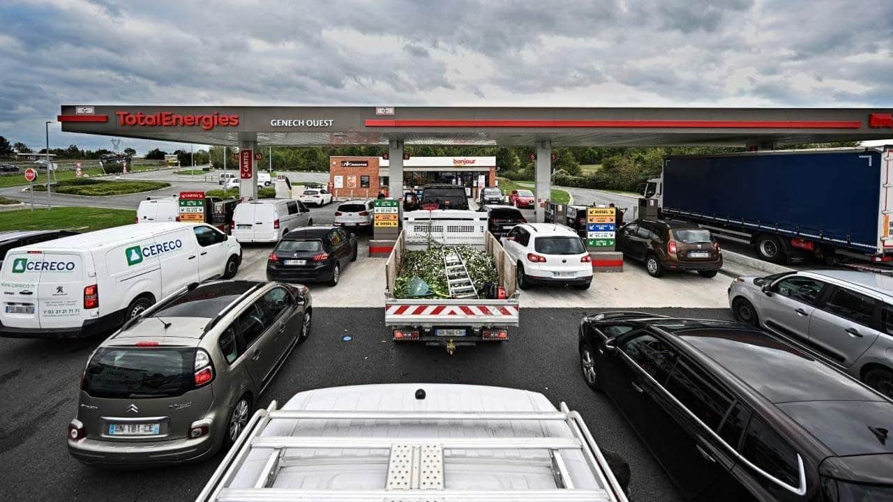 Fransa, akaryakıt fiyatları düşürmek için düğmeye bastı