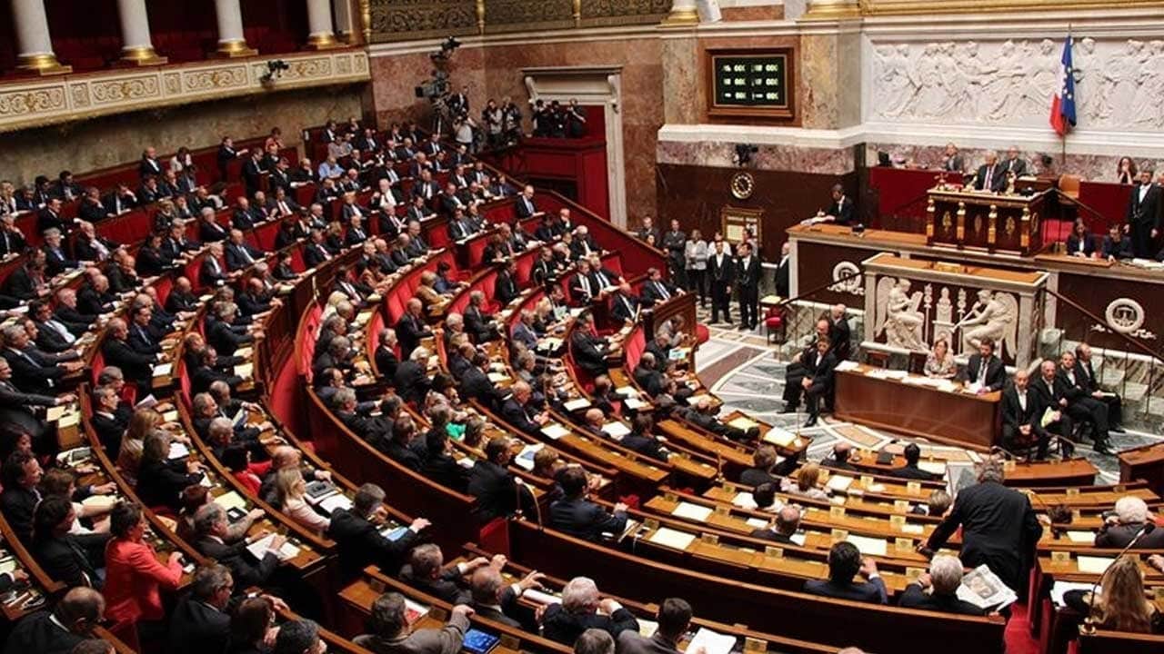 Fransa’da İki Gensoru Önergesi de Reddedildi: Hükümet Düşmedi