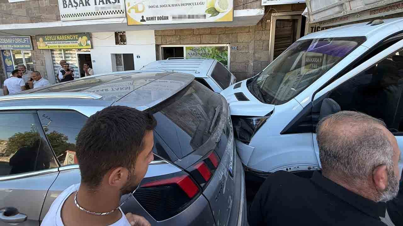 Freni boşalan kamyonet dehşet saçtı: Park halindeki 4 araca çarparak durdu