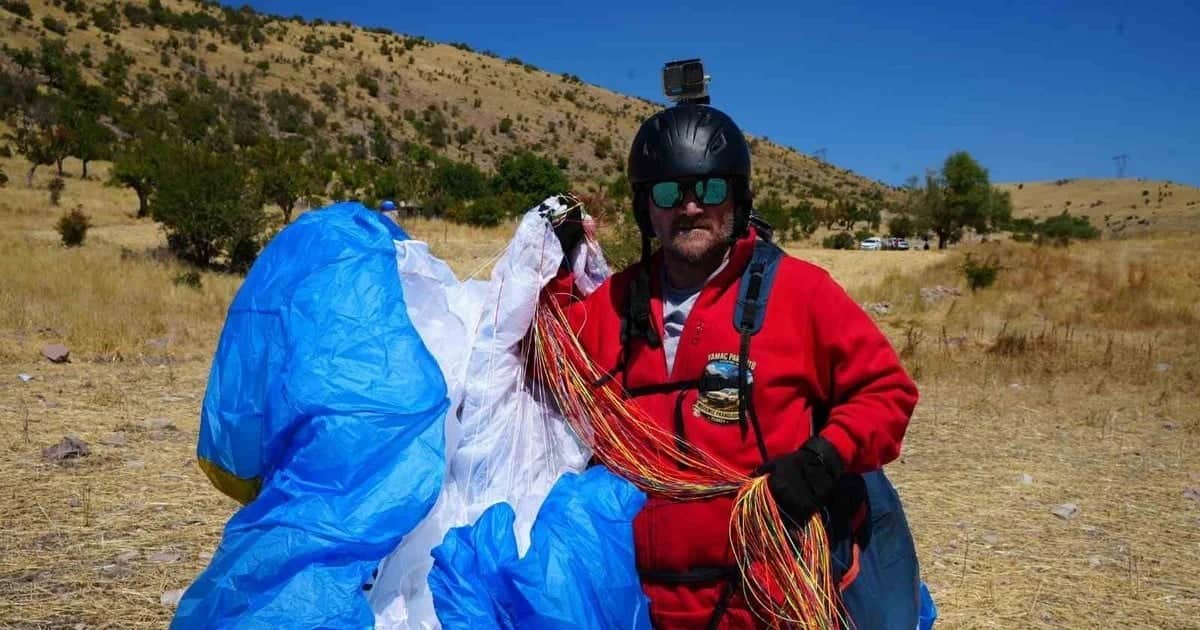Gayrimenkul danışmanı Bekir Kutlar zirvelere tırmanıp yamaç paraşütüyle uçuyor