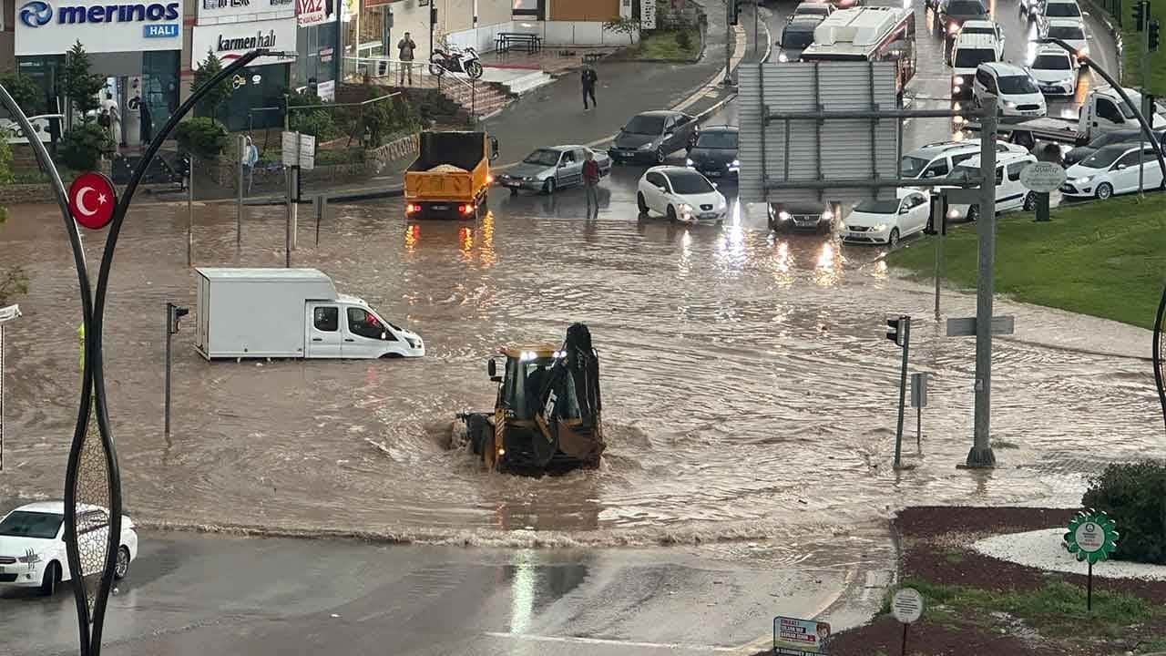 Gaziantep alev alev! Fırtına ve sağanak şehri esir aldı, binaların çatısı kağıt gibi uçtu!