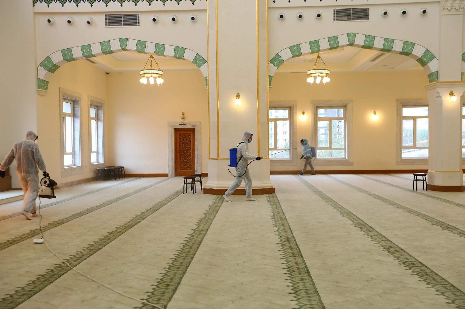 Gaziantep Büyükşehir ilk teravih öncesi camileri gül suyu ile yıkıyor