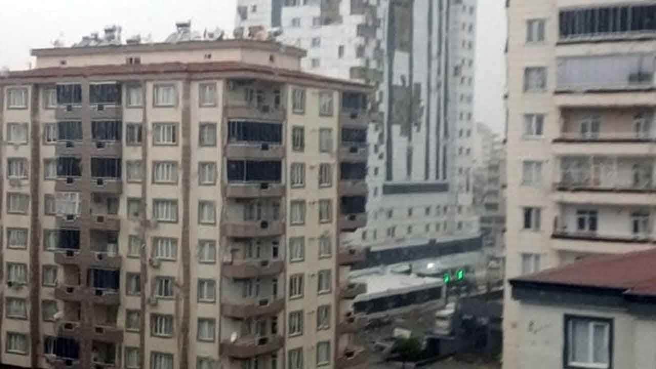 Gaziantep'te afet gibi fırtına! Hastanenin dış cephesi kağıt gibi söküldü!