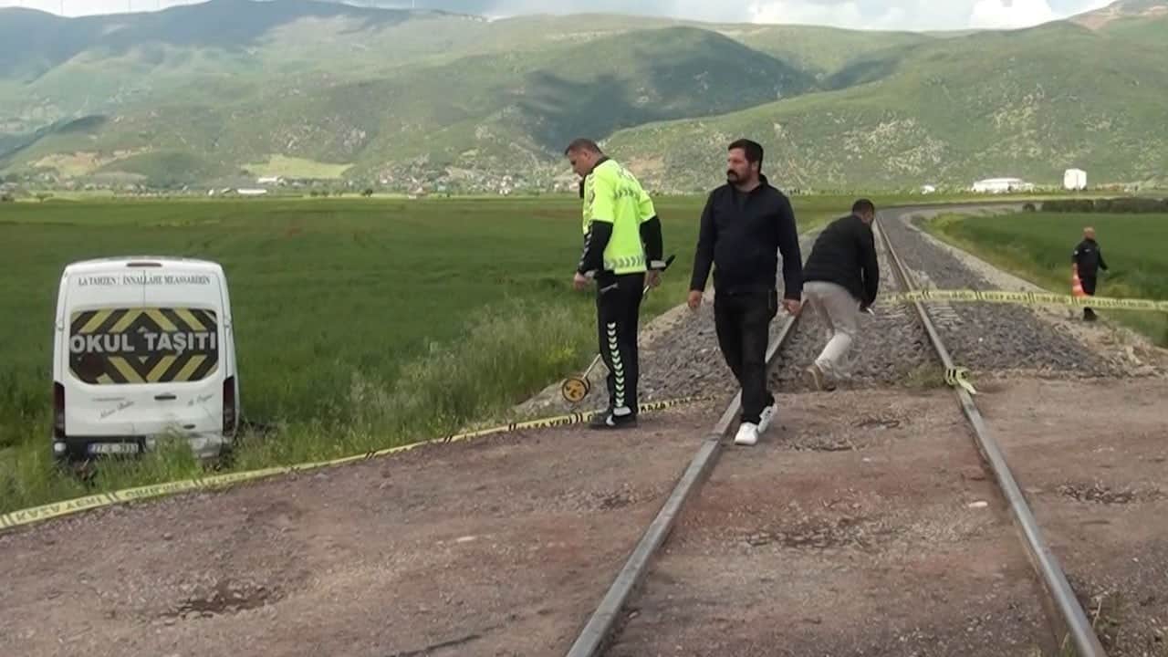 Gaziantep'te dehşet! Öğrenci servisine tren çarptı