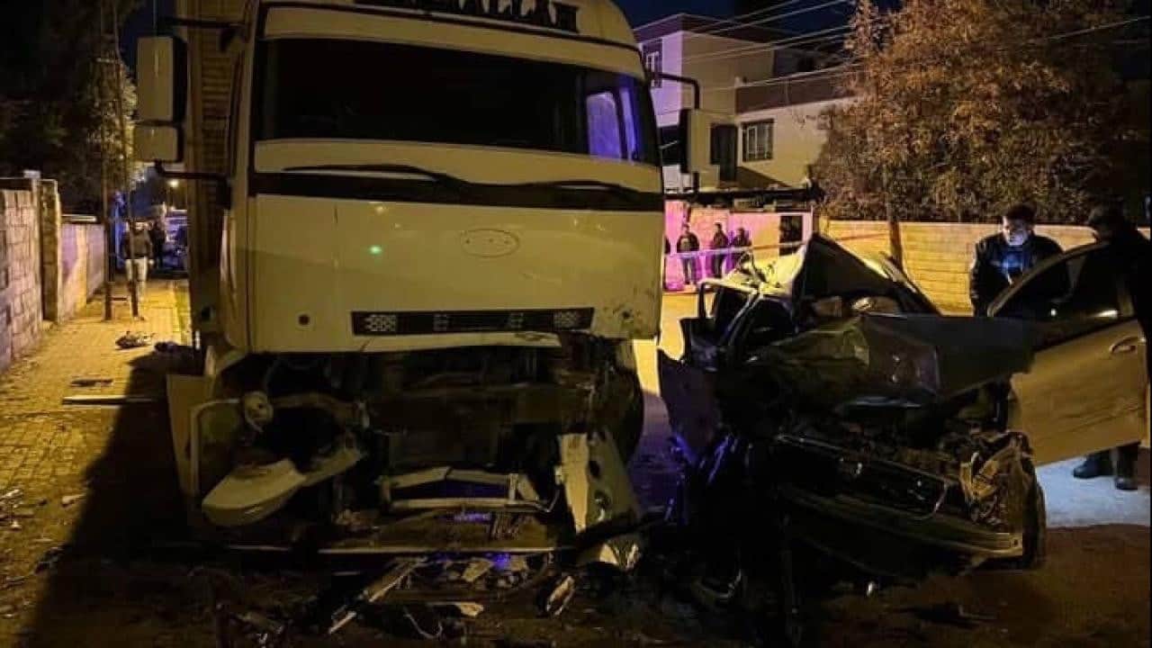 Gaziantep'te otomobil park halindeki kamyona çarptı: 2 genç hayatını kaybetti