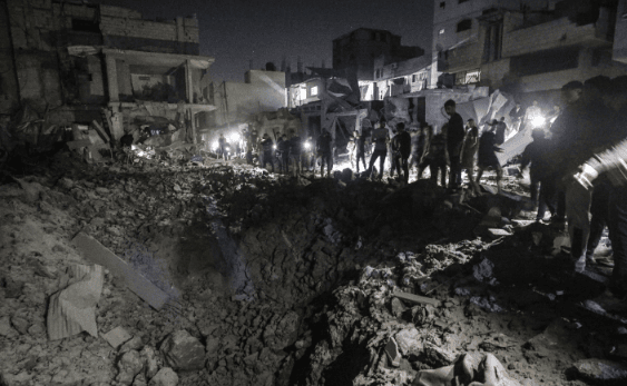 Gazze’de vahşet bitmiyor: Katil İsrail iki binayı bombaladı
