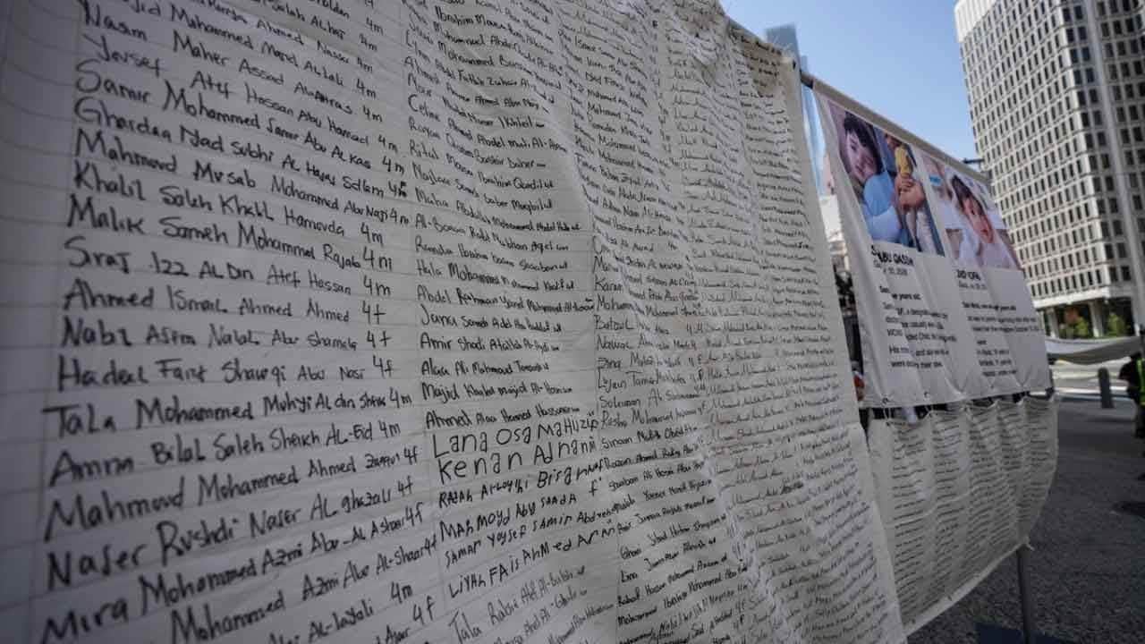 Gazze'deki soykırım New York'ta! 110 metrelik dev kefen BM'ye taşındı!