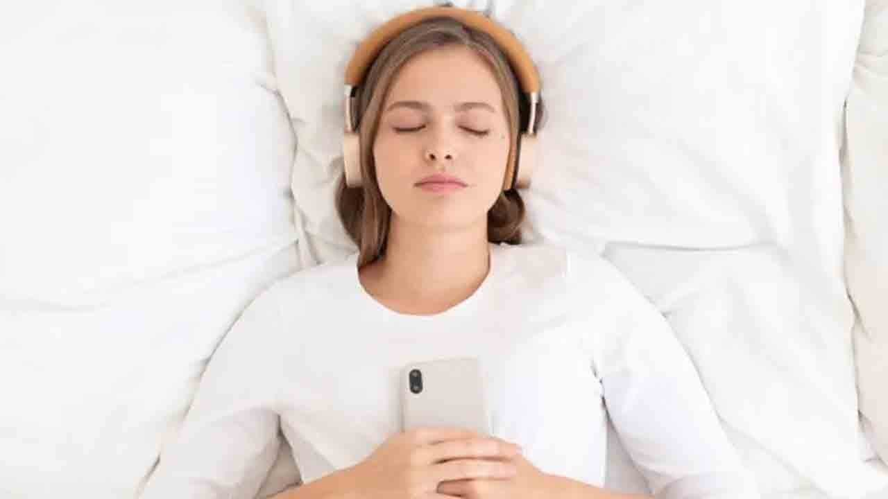 Gece kulaklıkla uyku: Sessizlik kulak sağlığını tehdit ediyor