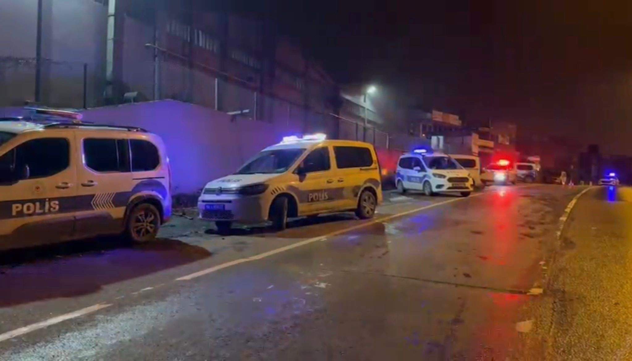 Gecenin karanlığını siren sesleri böldü! Devriye aracıyla minibüs kafa kafaya çarpıştı: 3 yaralı