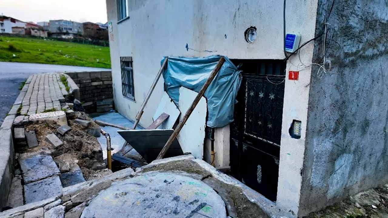 Gecenin sessizliğini büyük gürültü böldü! El freni unutulan panelvan 4 katlı binaya daldı