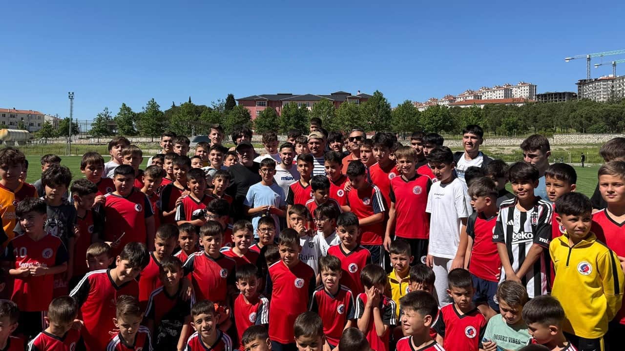 Genç futbolcularla buluştu! Cengiz Ünder ilk adımı attığı sahaya döndü