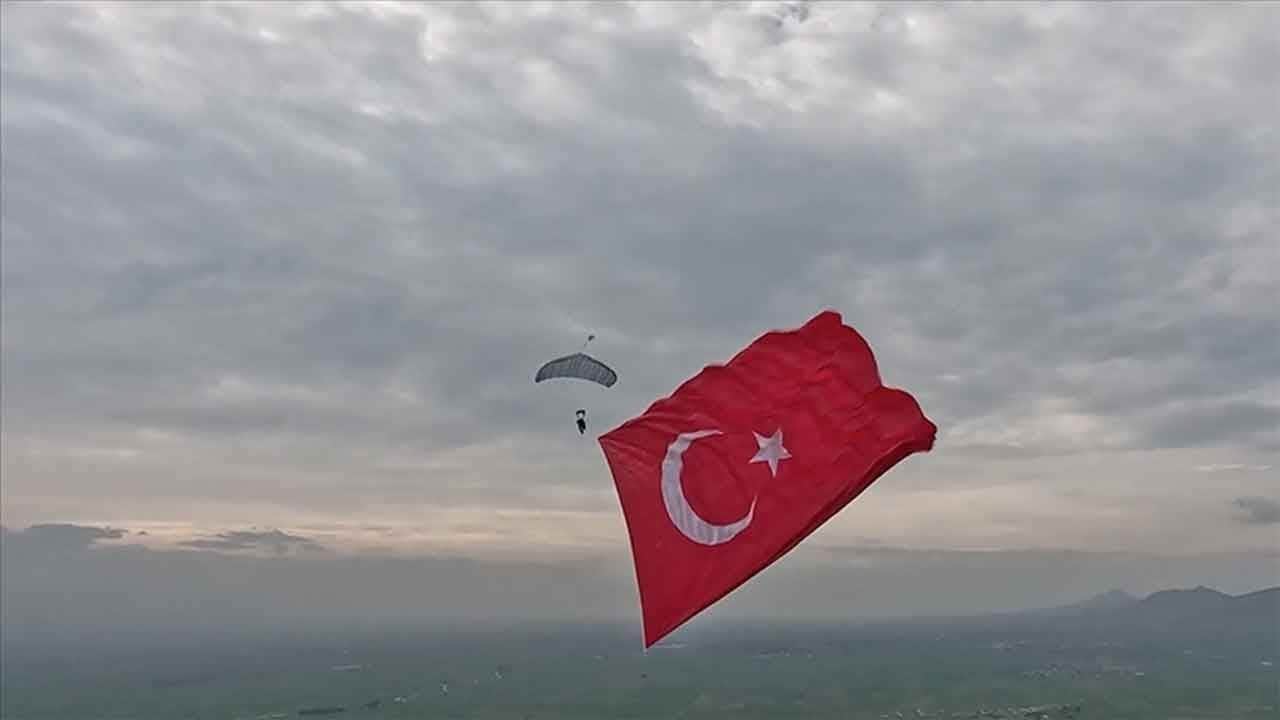 Göklerden gelen tarihi rekor! KKTC semalarında 661,5 metrekarelik dev Türk bayrağıyla destan yazıldı