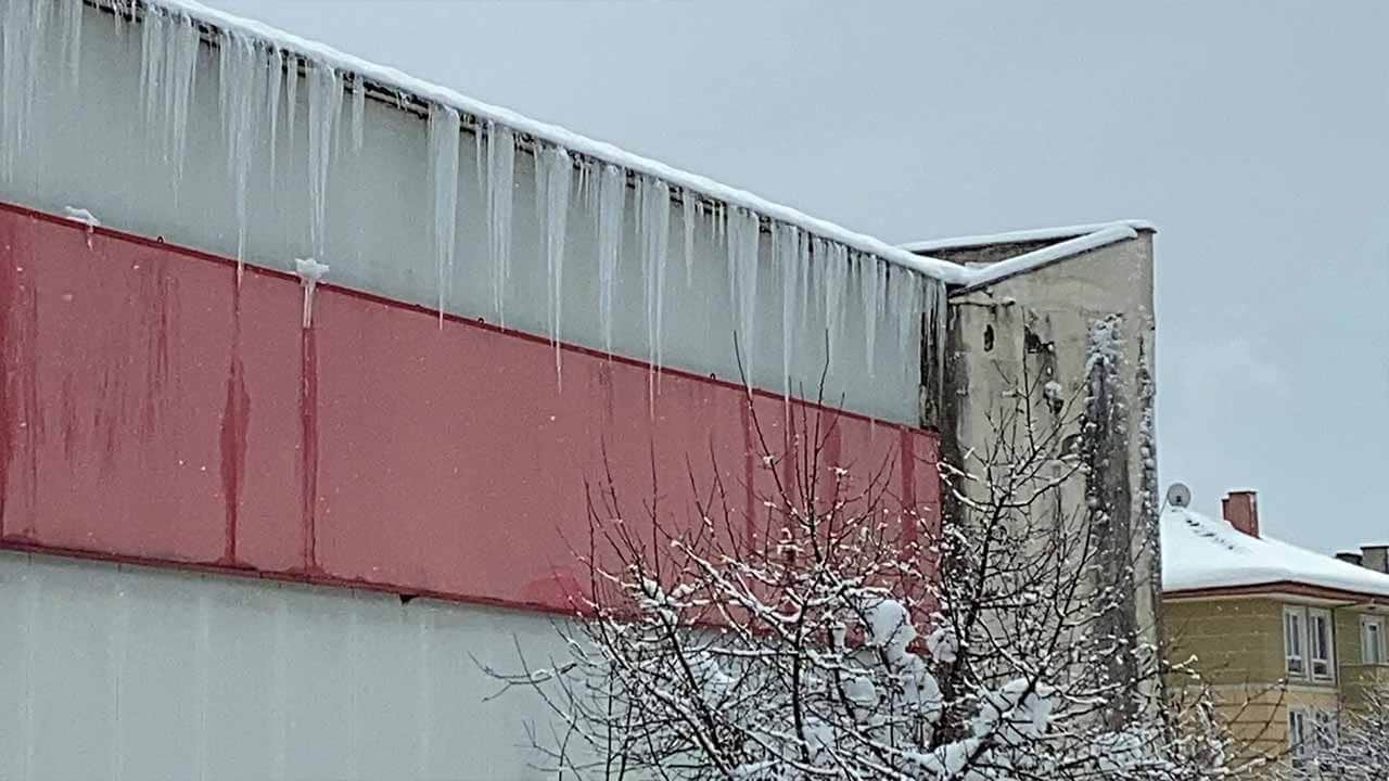 Gökten kılıç gibi sarkıyor! Bolu'da dondurucu soğuklar şehirde baş gösterdi