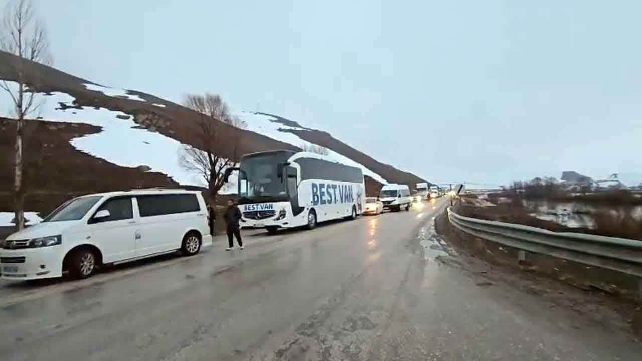 Gökyüzünden inen dev kütleler yolu yuttu! Yüzlerce kişi gecenin karanlığında mahsur kaldı!