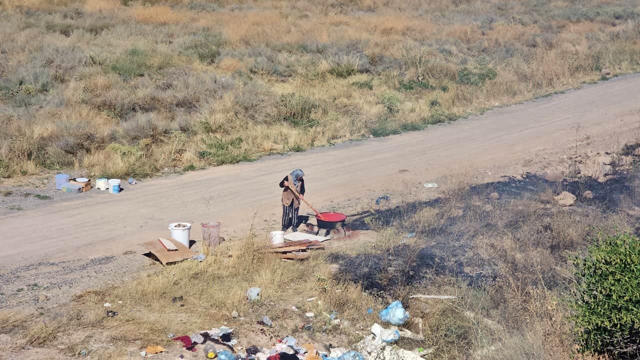 Görenler şaşırıp kaldı! Yanı başında yangın çıktı, o salça kaynatmaya devam etti