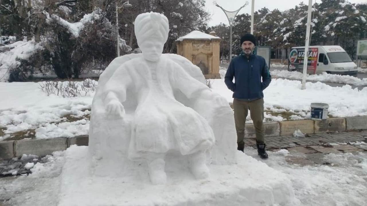 Görenler şaşkınlığını gizleyemedi! Bu sefer kardan adam değil kardan padişah