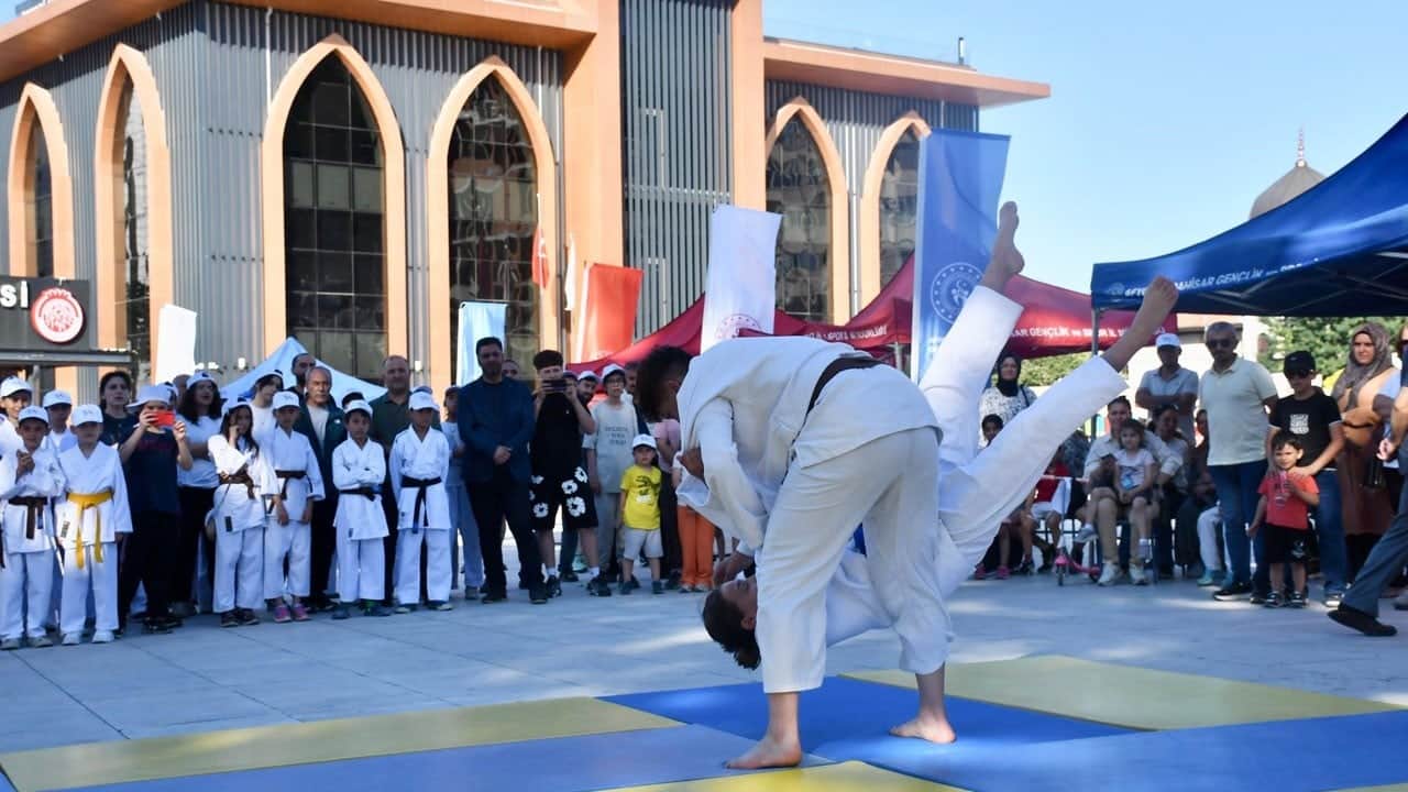 GSB Spor Okulları Afyonkarahisar’da açıldı! Çocuklara ücretsiz eğitim