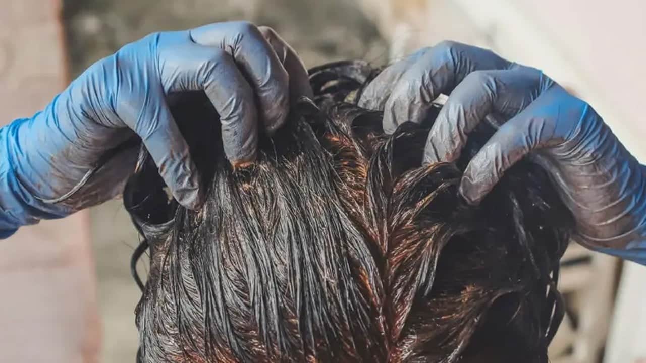 Güçlü saç telleri İçin kına kürü tarifi: Karışımı pürüzsüz bir macun kıvamına getirin...