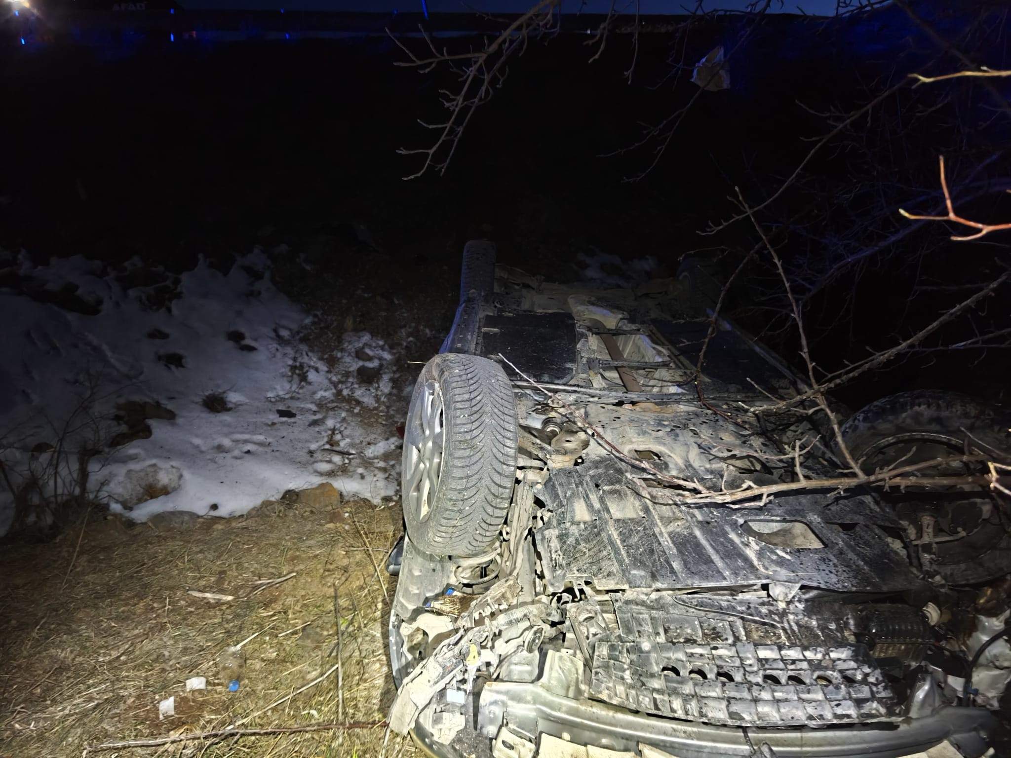 Gümüşhane'de otomobilin dere yatağına devrildiği kazada 2 kişi yaralandı