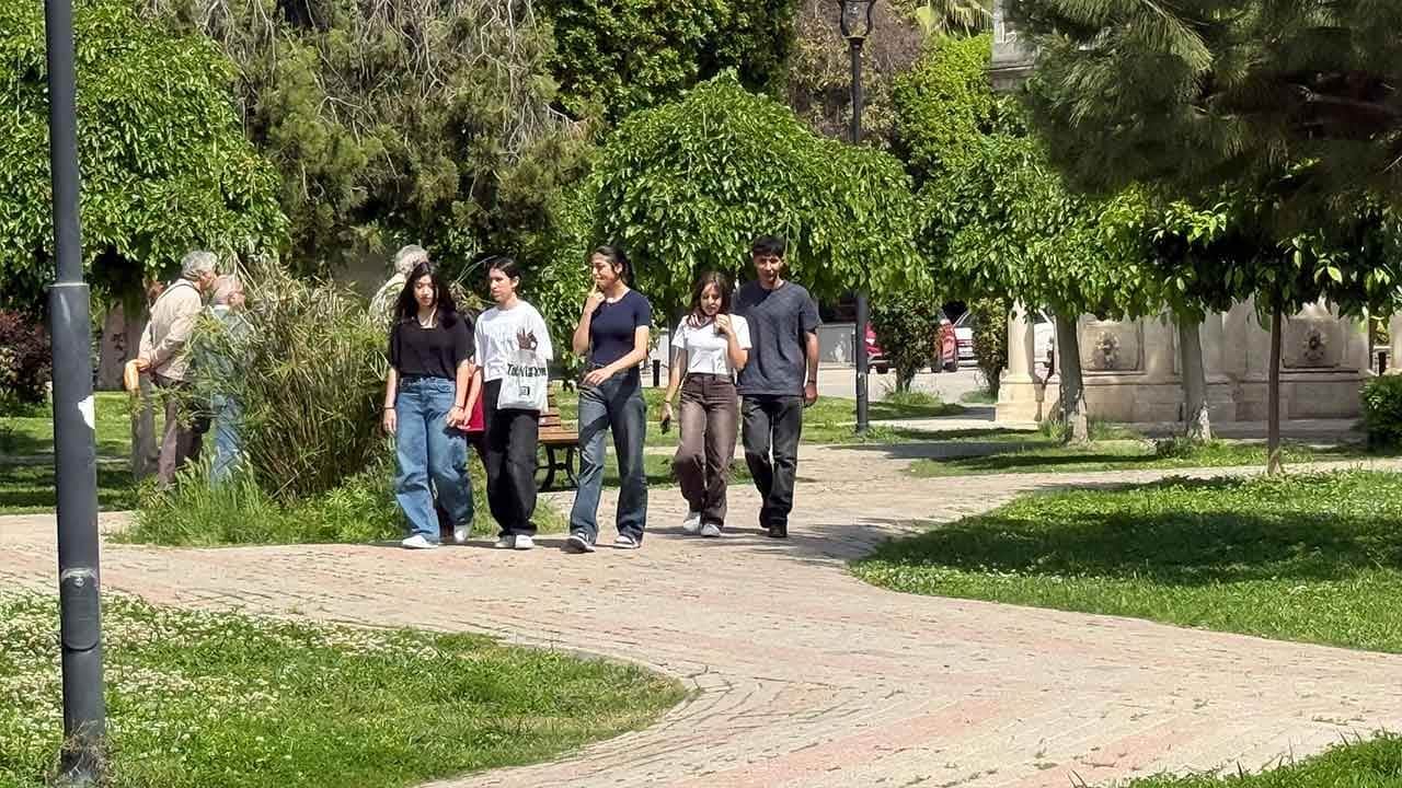 Güneş Adana'yı teğet geçmedi: Araç termometreleri 41 dereceyi vurdu!