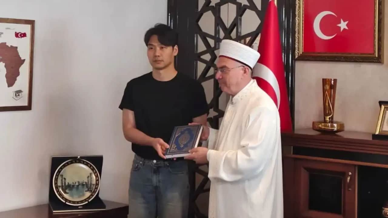 Güney Koreli genç Mersin'de Müslüman oldu!