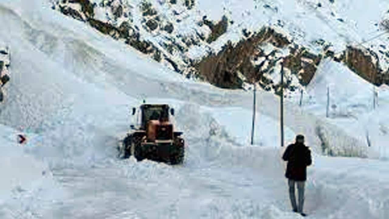 Hakkari-Van yolunda korku dolu anlar! Çığ düştü