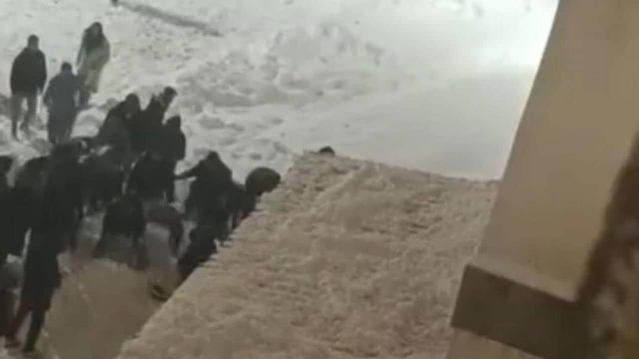 Hakkari’de 2 öğrenci kar altında kaldı